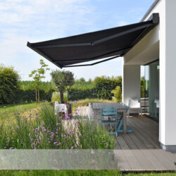 Kubische Markise in anthrazit Kubische Markise in anthrazit (Seitenansicht)