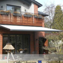 LEINER-Fino Kassettenmarkise LEINER-Fino Kassettenmarkise an einem Balkon über einer Terrasse