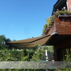 LEINER Fino Kassettenmarkise / Seitenansicht Die Markise ist in die Holzverkleidung eines Balkons integriert