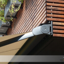 LEINER Fino Kassettenmarkise / Detailansicht Die Markise ist in die Holzverkleidung eines Balkons integriert