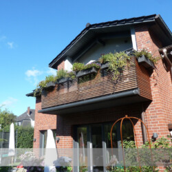 LEINER Fino Kassettenmarkise / eingefahren Die Markise ist in die Holzverkleidung eines Balkons integriert