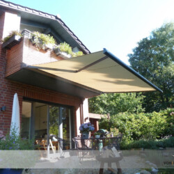 LEINER Fino Kassettenmarkise / ausgefahren Die Markise ist in die Holzverkleidung eines Balkons integriert