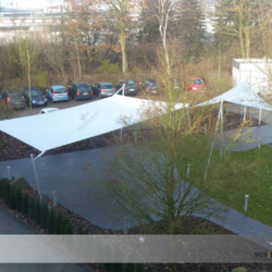 Großes Rollup-Segel und Ganzjahressegel Das große Rollup-Segel bietet einer Menge Personen Schutz bei Veranstaltungen. Das Ganzjahressegel bietet Schutz ei jedem Wetter, zu jeder Zeit