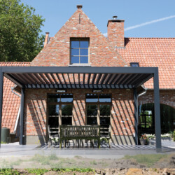 Lamellendach mit geöffneten Lamellen Lamellendach in anthrazit RAL 7016 mit geöffneten (aufgestellten) Lamellen