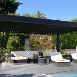 Lamellendach an Pool Sonnenliegen unter einem Lamellendach am Swimmingpool.