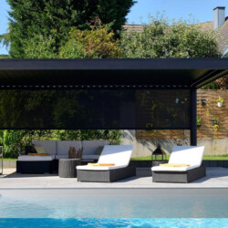 Lamellendach mit Zip-Screens Sonnenliegen unter einem Lamellendach am Swimmingpool.