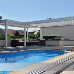 Winkel-Lamellendach an Swimmingpool Zwei über Eck angeordnete Lamellendächer auf einer Terrasse mit Pool.