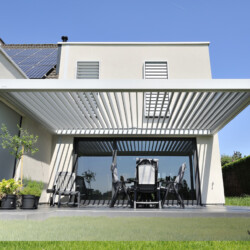 Weißes Terrassen-Lamellendach Terrassendach mit zweiseitiger Wandbefestigung und einer Stütze