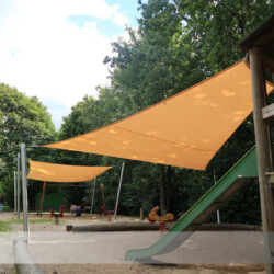 Leichte Fixsegel über Sandkiste und Rutsche Leichte Fixsegel in Kita über Rutsche und Sandkiste mit VDH-Vario-Design-Masten und VDH-Quick-Spannsystem