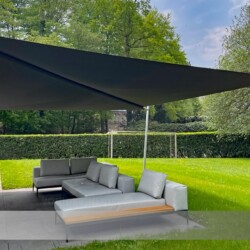 Loungeterrasse mit Rollup-Sonnensegel Motorisches Sonnensegel bietet Schutz und maritimes Flair auf einer Loungeterrasse Nähe Kieler Förde