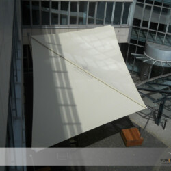 Sonnensegel vor einer Mensa in Lüneburg 55 Quadratmeter Roll-Segel über dem Außenbereich einer Firmen-Kantine