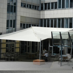 Sonnen- und Regenschutz für Mitarbeiter und Gäste 55 Quadratmeter Roll-Segel über dem Außenbereich einer Firmen-Kantine