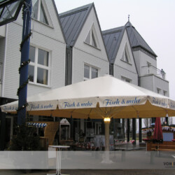 Riesen-Sonnenschirm Bahama-Magnum Orkanfester Riesenschirm Bahama-Magnum in einer Gastronomie