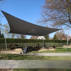 Manuelles Rollup-Segel in Kita Manuell aufrolbares Sonnensegel Soliday-A in einer Kindertagesstätte