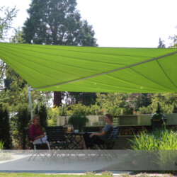 Semi-automatisch aufrollbares Sonnensegel. Dieses Sonnensegel mit manueller Bedienung rollt durch eine Feder in der Welle auf Wunsch automatisch ein. Schnell und komfortabel