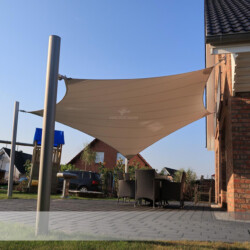Festes Golle Saison-Sonnensegel Nähe Lüneburg Festes Sonnensegel der Marke Golle für Sommersaison mit 3 Aluminiummasten und 2 Wandkonsolen nähe Lüneburg