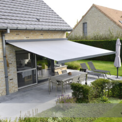 Kassetten-Markise anthrazit-grau Gelenkarm-Kassettenmarkise in anthrazit-grau mit kubischer Kassette