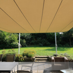 Markisen-Sonnensegel Unteransicht Ausgefahrenes Markisensegel Soliday CS - Blick von Terrasse zum Garten