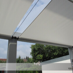 Unter einem Markisensegel SHADESIGN-struture Unteransicht eines Markisensegels SHADESIGN-struture auf einem Balkon mit Pergola