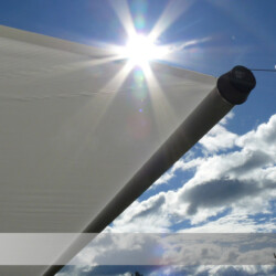 weißes Markisen-Segel SHADESIGN-inox Blauer Himmel und Sonne über einem SHADESIGN-Sonnensegel