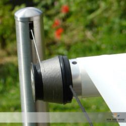 Markisensegel "Shadesign Inox" Wellen-Säulen-Detail Markisensegel "Shadesign Inox". Detailansicht der Wellen-Verspannung am runden Edelstahlmast