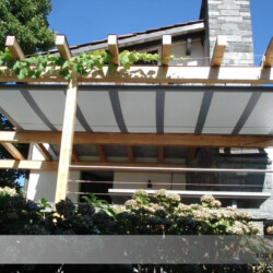 SHADESIGN-structure unter Holz-Pergola Ein SHADESIGN-structure Markisen-Segel unter einer Holzpergola auf einem Balkon