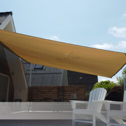 Markisen-Sonnensegel an Wochenendhaus / Seitenansicht Markisen-Sonnensegel an Wochenendhaus in Heiligenhafen / Ostsee