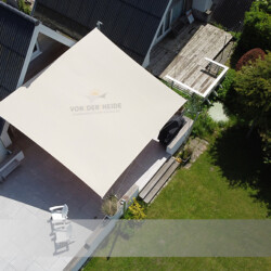 Markisen-Sonnensegel an Wochenendhaus / Luftaufnahme Markisen-Sonnensegel auf 4 Masten an Wochenendhaus in Heiligenhaufen / Ostsee