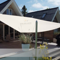 Markisen-Segel an Nurdachhaus Markisen-Sonnensegel mit abgesenkter Höhenverstellung