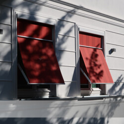 Fensterbeschattung einer Stadtvilla Markisolette markilux 740 rot in Arztpraxis