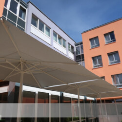 Sonnenschutz in Altenwohnanlage MAY-Sonnenschirme schützen Bewohner und Besucher dieser Seniorenresidenz vor Sonne und vor Regen.