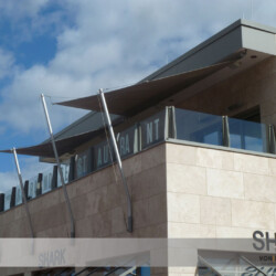 Motorisch aufrollbares Markisensegel Soliday-CS auf Restaurant-Balkon Motorisch aufrollbares Markisensegel Soliday-CS auf Balkon am AHOI in Scharbeutz bietet Sonnen- und Regenschutz und ein tolles Design