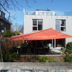 Sonnensegel als Architektur und Wetterschutz Das elegante Sonnensegel vereint Architektur-Design und Nutzen als Sonnen- und Regenschutz