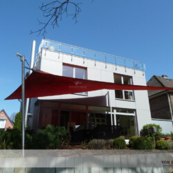 Modernes Sonnensegel an modernem Haus Das stylische Sonnensegel unterstreicht das moderne Design des Hauses in einem Hamburger Elbvorort