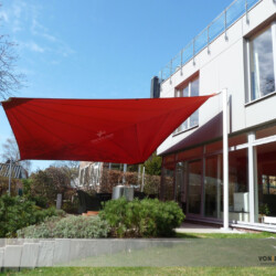 Moderne Architektur mit Sonnensegel Das stylische Sonnensegel unterstreicht das moderne Design des Hauses in einem Hamburger Elbvorort