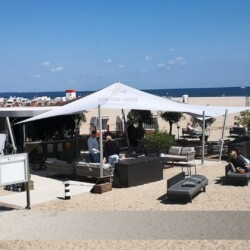 Starkwind-Sonnensegel Sunfurl-RM Ostseelounge Travemünde Beachclub Ostseelounge Travemünde: Rollup-Sonnensegel Sunfurl