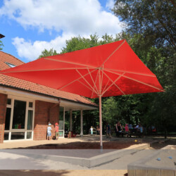 May-Schattello 4x6Meter mit PVC-Bespannung-rot in Kita May-Schattello 4x6Meter mit roter PVC-Bespannung über einer Sandkiste eines Kindergartens