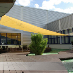 Geschützter Außensitzplatz für Mitarbeiter Großes aufrollbares Sonnensegel als Schutz über einem Außensitzbereich eines Gewerbebetriebes in Parchim
