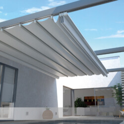 Falt-Pergola Sunrain L von Leiner Falt-Pergola Sunrain L von Leiner als Terrassendach ohne Stützen zwischen zwei Gebäuden