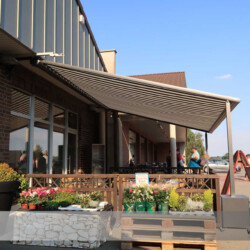 Pergola-Markise bei Edeka Amelinghausen markilux Pergola-Markise an Bäckerei und Bistro bei Edeka Amelinghausen