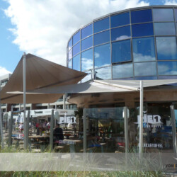 Mehrere Sonnensegel am Restaurant mit Rotunde in Scharbeutz / Ostsee Mehrere Sonnen- und Wetterschutzsegel am Restaurant mit Rotunde in Scharbeutz / Ostsee