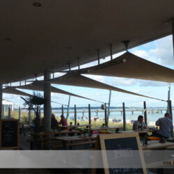 AHOI Scharbeutz Gastro-Sonnensegel AHOI Scharbeutz Promenade: Wetterfeste Gastronomie-Sonnensegel