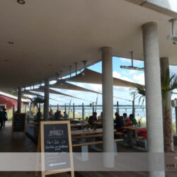 Restaurant-Terrasse mit Sonnen- und Regenschutzsegeln Saisonsegel im Restaurant am AHOI -steffen henssler- an der Promenade Scharbeutz mit Blick auf die Seebrücke / Ostsee