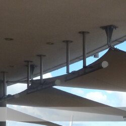 Sonnensegel Deckenmontage Sonnensegel mit individuell angefertigten Deckenkonsolen befestigt. AHOI Scharbeutz