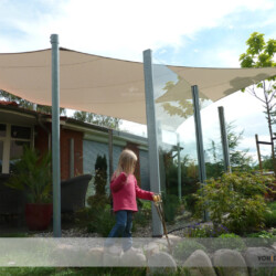 Saisonsegel als Terrassendach Saison-Sonnensegel mit verzinkten Stahlmasten an Familienhaus