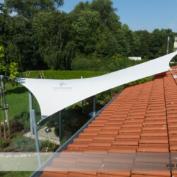 Sonnensegel als Terrassendach Saison-Sonnensegel mit Dachmontage und verzinkten Stahlmasten am Plöner See