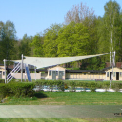 Saisonsegel in Schwimmbad Großes Saisonsegel für Schwimmbecken in Freibad