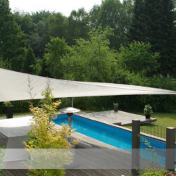 Sonnensegel am Pool Aufrollbares Sonnensegel Soliday-C an einem Haus mit Swimmingpool