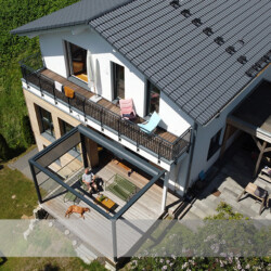 Q.bus Terrassendach (Luftaufnahme) Q.bus Terrassendach geöffnet (eingerollt) mit seitlichem ZIP-Screen