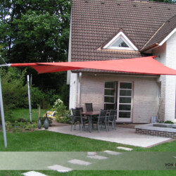 Rotes Wickel-Segel an Einfamilienhaus Rotes Wickel-Segel an einem weißen Wohnhaus in Quickborn